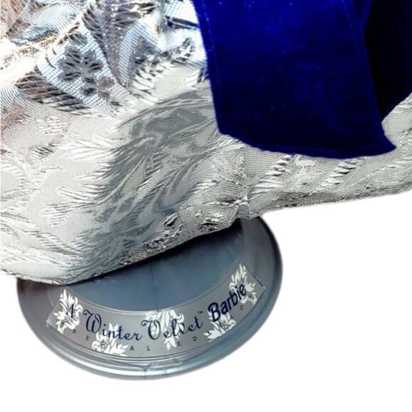 1995 Vintage Avon Winter Velvet Barbie - Picture 7 of 8